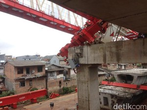 Jasad 4 Korban Crane Ambruk di Jatinegara Dibawa ke RS Polri