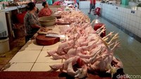 Suasana pedagang ayam potong di Pasar Jaya Cibubur, Jakarta Timur, Minggu (4/2/2018).