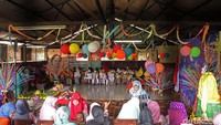 Anak-anak PAUD ini menari dan bernayanyi dengan lucunya. Ada juga yang membawakan tarian kicir-kicir khas betawi.