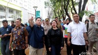 Puan meninjau wisma atlet didampingi Chef de Mission (CdM) Indonesia yang juga Wakapolri Komjen Pol Syafruddin dan Ketua Komite Olimpiade Indonesia (KOI) sekaligus ketua INASGOC Erick Thohir.