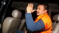 Baik Nyono maupun Inna telah ditetapkan sebagai tersangka. Namun baru Nyono yang ditahan, sedangkan Inna masih berada di dalam Gedung KPK.