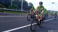 Usai tikungan terakhir di Klungkung dan memasuki Jl By Pass IB Mantra, jalanan datar tak menggoda para peserta memacu sepedanya lebih cepat. Mereka juga harus berjibaku dengan lalu lintas di ruas jalan protokol tersebut.