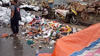 Sumbangan pakaian bekas itu dibuang karena basah terkena air hujan (Foto: Denita BR Matondang/detikcom)