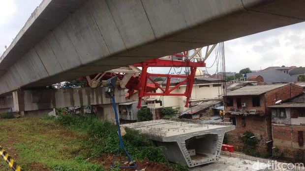 Jasad 4 Korban Tewas Crane Ambruk di Jatinegara Dibawa ke RS Polri