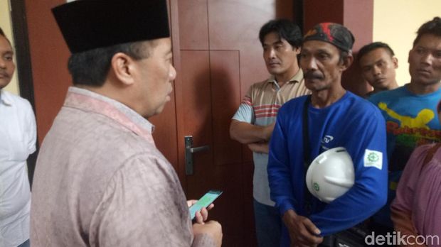  Sekjen Kemenhub menemui keluarga korban meninggal dunia akibat jatuhnya launcher girder crane di RS Polri, Minggu (4/2/2018).