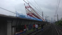 Seorang saksi mata Muhammad Alwi sempat mendengar suara dentuman keras sesaat sebelum crane di lokasi pengerjaan proyek double-double track kereta api di Jatinegara, Jakarta Timur ambruk.