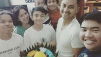 Ini saat Anjasmara berulang tahun 13 November tahun lalu. Ketiga jagoannya memberi Anjas tumpeng! Foto: Instagram