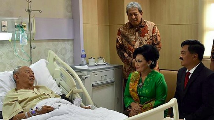 Panglima TNI Jenguk Gus Sholah yang Dirawat di RSPON