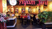 Lewat foto ini Tian mengucapkan selamat pada pembukaan resto baru milik istrinya, Ayam Jerit. Foto: Instagram @csugiono