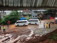 Mobil Ambulans di lokasi crane jatuh di Jatinegara (Foto: Ibnu/detikcom