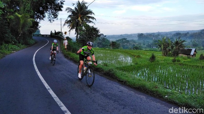 Tanjakan Bangbang dan Danau Batur Hibur Marathon Sepeda di Bali Ratusan peserta marathon sepeda Grand Fondo New York dimanjakan dengan pemandangan alam yang khas di Bali.