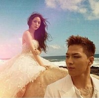 Sejumlah fans memotret atau scan ulang foto-foto pre-wedding mereka dari majalah, dan menyebarkannya di social media. Foto: dok. Dazed