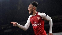 Pierre-Emerick Aubameyang yang bersinar dalam laga Arsenal vs Everton dengan gol debutnya, turut membela timnas sepakbola Gabon. Aubameyang mengikuti jejak sang ayah, Pierre-Francois Aubameyang, menjadi pesepakbola. Ayahnya menjadi salah satu legenda timnas Gabon (aubameyang97/Instagram)