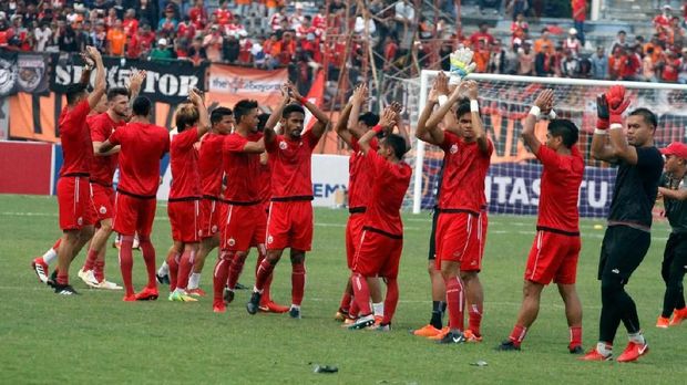 Persija unggul 2-0 atas Mitra Kukar di babak pertama. (