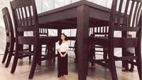 Min Hyo Rin juga menikmati kunjungannya di sebuah galeri seni. Dia berfoto di seni instalasi yang menyajikan ilusi optik, Hyo Rin jadi terlihat seperti liliput di bawah meja. Tapi tetap cantik kok!  (Instagram/Min Hyo Rin)