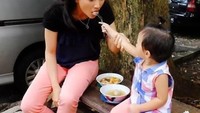 Sarwendah, istri Ruben Onsu terlihat sedang menikmati makan bakso pinggiran dengan si kecil Thalia. Foto: Instagram