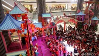 Begini suasana jelang Imlek disalah satu pusat perbelanjaan Lippo Mall Puri, Jakarta, Minggu (4/2/2018).