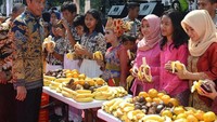 Nah kalau yang ini, pria berdarah Solo, Jawa Tengah ini sedang makan buah pisang. Momen ini diabadikan saat menghadiri Pmeran Fruit Indonesia 2016. Foto: Instagram @jokowi