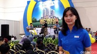 Ini adalah SPG untuk Bank BTN. Ia bernama Jasmine, asal Jakarta Selatan yang turut serta dalam pameran tersebut hingga 11 Februari 2018.