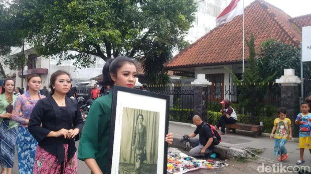 Bulan Cinta Inggit Garnasih, 17 Perempuan Menari di Jalanan