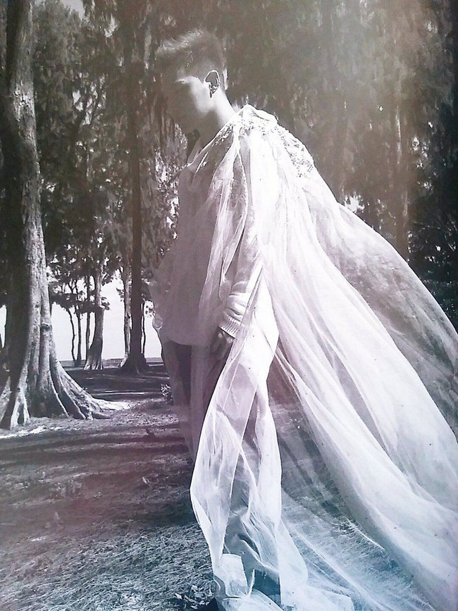 Berpose dengan gaya casual dalam konsep hitam-putih. Foto: dok. Dazed