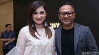 Mona Ratuliu membina pernikahan harmonis dengan Indra Brasco. Foto: Mona Ratuliu / Desi P