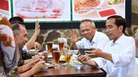 Lagi-lagi gaya makan sederhananya kembali menarik perhatian. Saat berkunjung ke Ambon untu merayakan Hari Pers Nasional. Presiden Jokowi menyempatkan makan malam dengan menu bakso. Tampak di depannya ada semangkuk bakso dan segelas es teh manis. Foto: Instagram @jokowi