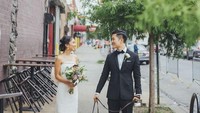 Saat foto prapernikahan, Einsten dan Chimney juga sudah ikut dalam foto pernikahan pemilik mereka. Imut banget deh dua anjing Gil dan Luna. Foto: Istimewa