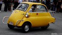 Mobil yang hadir pun unik-unik. Bahkan ada mobil jadul, BMW Isetta.
