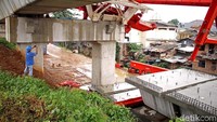 Seorang pekerja terlihat mengabadikan momen crane yang ambruk tersebut dengan gadget.