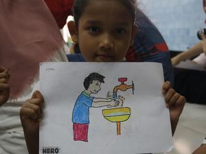 Seriusnya si Kecil Saat Menggambar dan Mewarnai