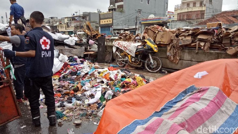 Foto: Sumbangan Pakaian untuk Korban Kebakaran Taman Sari 