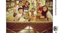Makan di saung sambil lesehan juga tidak masalah bagi keluarga ini.  Yang penting makan bersama! Foto: Instagram