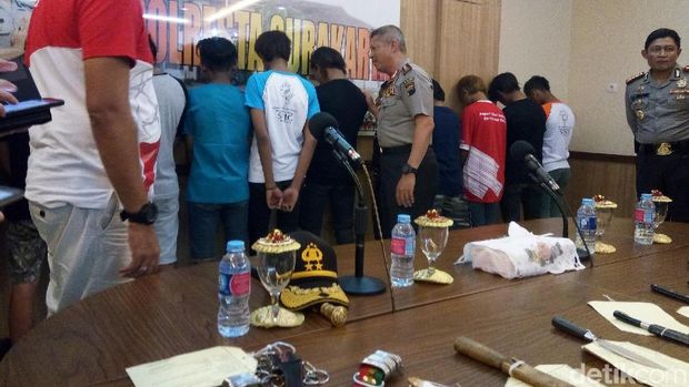 Suporter Bola Yang Bawa Senjata Tajam Dibina Lalu Dipulangkan