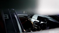 BMW M5 anyar ini membawa seluruh teknologi, mesin, dan desain terbaru. BMW M5 hadir dalam display khusus yang mengundang para penggemar dan pemilik BMW merasakan adrenalin khas BMW M.