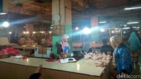 Normalnya, harga daging ayam berukuran besar per ekor dijual Rp 38 ribu dan yang kecil Rp 30 ribu hingga Rp 33 ribu paling mahal.
