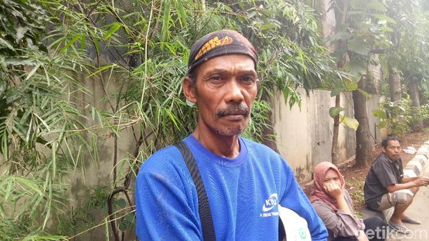  Pihak keluarga Jana Sutisna (44) korban meninggal dunia akibat launcher girder crane jatuh di Jatinegara,