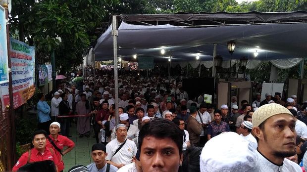 Ribuan warga memadati Masjid Sunda Kelapa untuk menyimak ceramah Ustaz Abdul Somad.