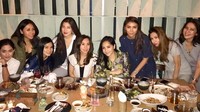 Yang terbaru, arisan istri Raffi Ahmad, Nagita Slavina yang setorannya pakai dolar.  Titi Kamal juga bergabung di arisan ini. Kira-kira berapa ya setorannya? Bikin penasaran kan? Foto: Arisan Hits
