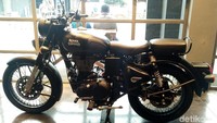 Classic 500 Stealth Black tampak anyar dengan penyegaran warna baru.