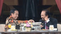 Bersama Surya Paloh, Presiden Jokowi tampak sedang menikmati menu sarapannya di Istana Merdeka. Dari captions foto dijelaskan mereka sedang menyantap bubur ayam dan bakmi Aceh. Foto: Instagram @jokowi