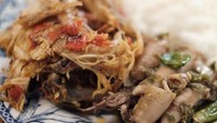 Titi Kamal juga sedang menikmati nasi hangat dengan paduan cumi dan ayam suwir pedas. Foto: Instagram