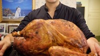 Ayah dua anak ini juga bisa masak lho! Buktinya ia sukses memanggang kalkun seberat 7 kg selama 4.5 jam untuk tahun baru kemarin. Foto: Instagram @csugiono