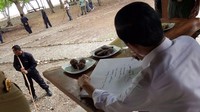 Menghadiri kunjungan dinas ke Pulau Komodo, Presiden Jokowi menuliskan pesan sambi ditemani hidangan ndeso. Di depannya ada sepiring pisang rebus dan talas rebus. Netizen : Pak camilannya benar-benar melambangkan kesederhanaan. Foto: Instagram @jokowi