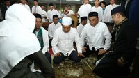 Wapres JK yang juga didampingi, istrinya, Mufidah Kalla, itu mengenakan pakaian baju koko putih dan kopiah putih tiba di Masjid Sunda Kelapa saat azan subuh berkumandang. (Foto: dok. Istimewa)