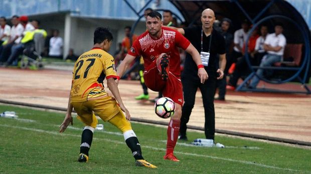 Mitra Kukar takluk 3-1 akibat dua gol Marko Simic dan Bambang Pamungkas. (