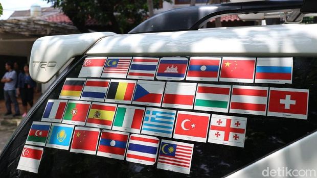 Bendera negara yang mereka singgahi di mobil yang digunakan Teddy-Yana keliling Eropa