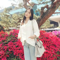 Min Hyo Rin Kondangan Bareng Taeyang Bikin Netizen Salfok