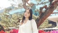 Sabtu (3/2) kemarin jadi hari paling bahagia bagi Min Hyo Rin, aktris sekaligus model berusia 32 tahun yang resmi menikah dengan Taeyang Bigbang. Saat sedang traveling, gayanya sederhana banget. (Instagram/Min Hyo Rin)
