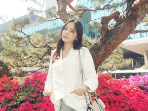 Min Hyo Rin Kondangan Bareng Taeyang Bikin Netizen Salfok